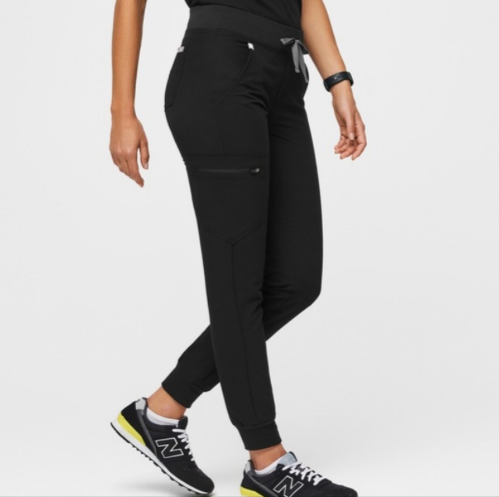 FIGS Petite Zamora Jogger Scrub Pants & FIGS Catarina One Pocket Scrub Top